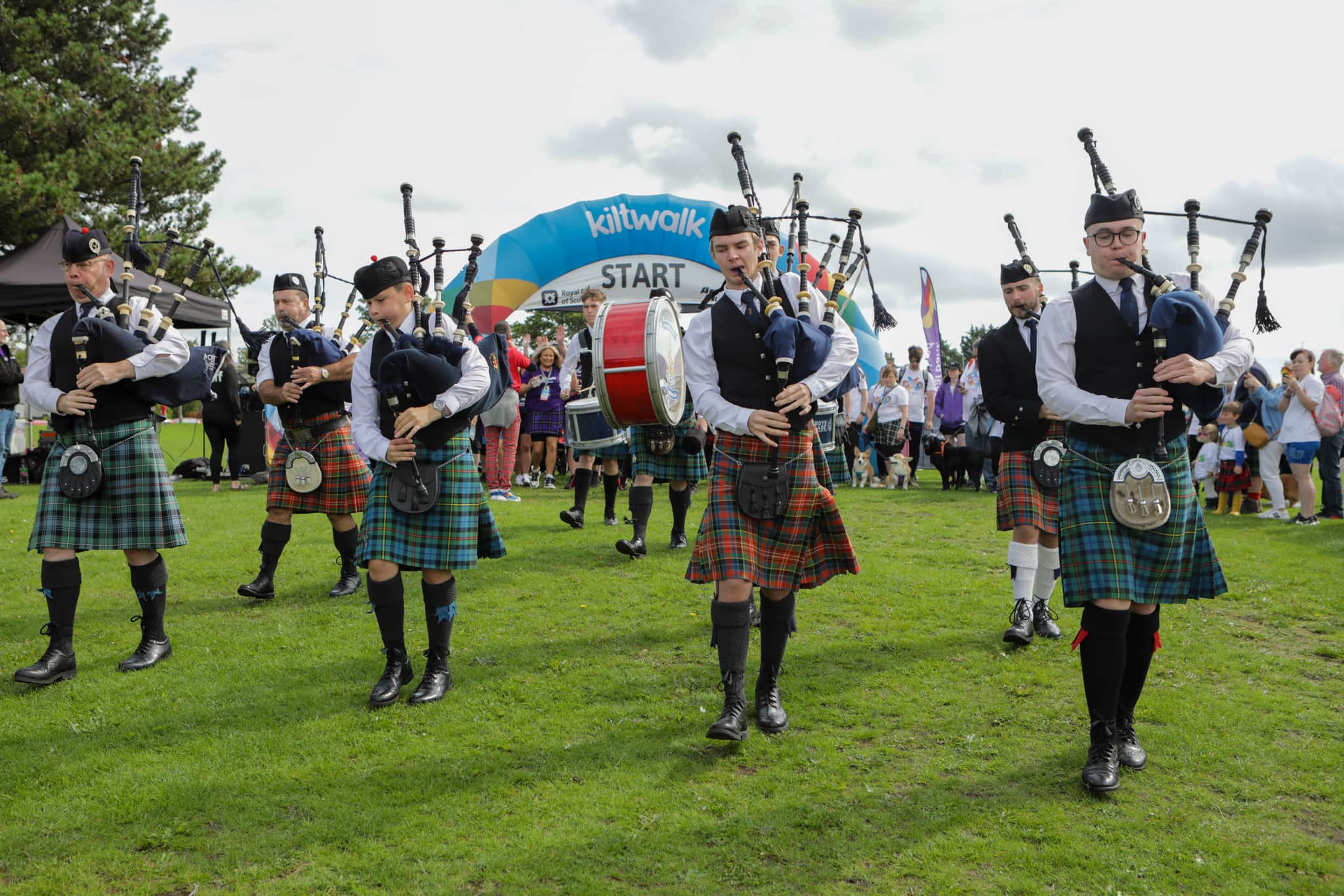 People playing bagpipes at the start line.
