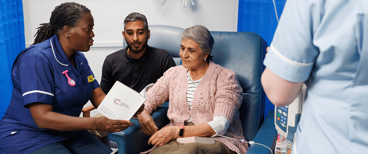 A photo of a nurse together with a patient and their family.