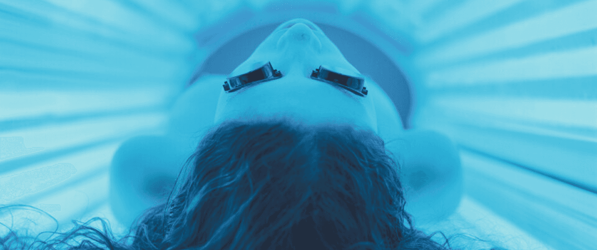 A photo of a person inside a sunbed.
