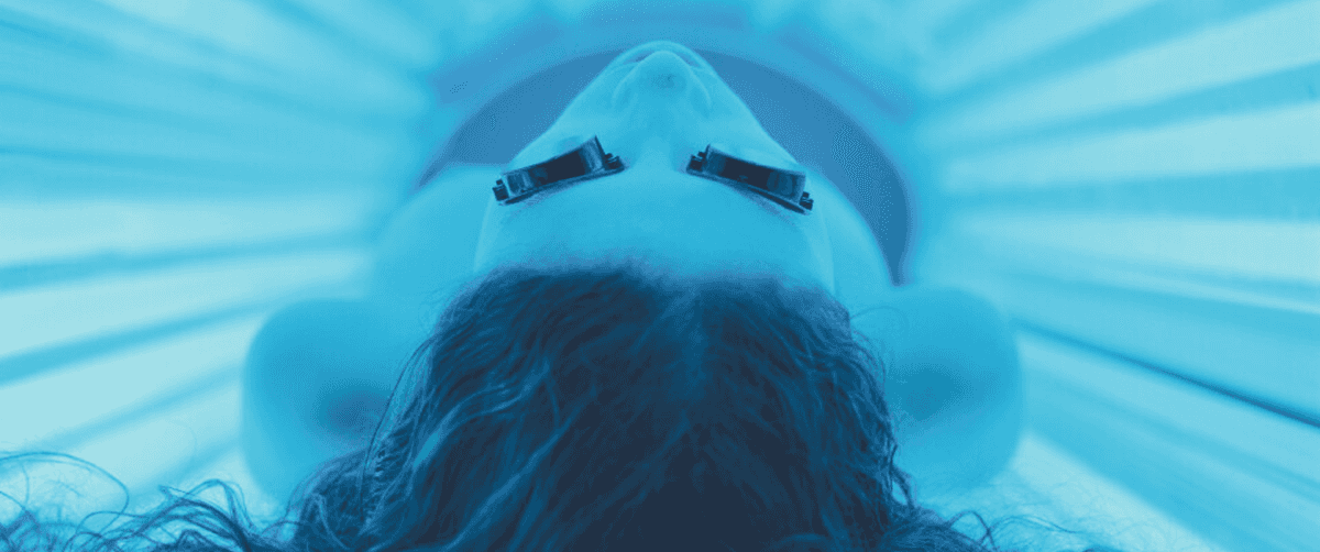 A photo of a person inside a sunbed.