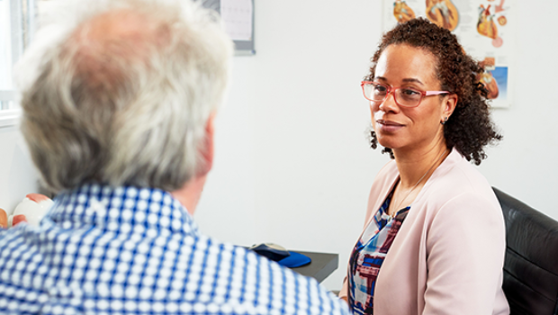 Dr speaking with patient 