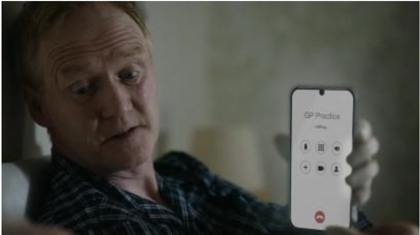 Dyn yn gafael mewn ffôn clyfar yn ffonio’r feddygfa.